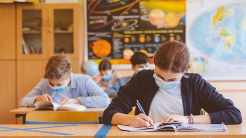 Porter un masque à l'école en cas d'épidémie de grippe ou de Covid